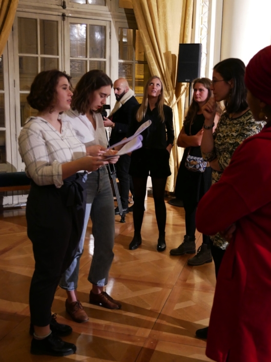 les jurées Marine Laffort et Claire Kozlow mettent en place les lauréats
