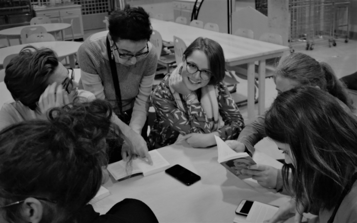 Nicole Simonet, responsable du Jury, anime la soirée de découverte du recueil