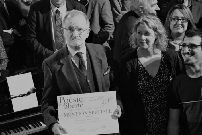 Bernard Martial, Professeur au Lycée Langevin-Wallon, Champigny-sur-Marne, reçoit le diplôme d'une de ses élèves