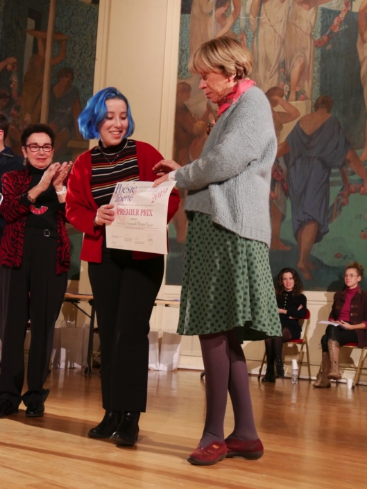 Sous le regard de Nicole Simonet, Vice-Présidente d'honneur,Emanuelle Kristof Tessier et Elisabeth Jouhaud, Secrétaire générale adjointe de Poésie en liberté
