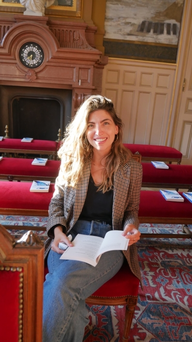 CLOU, Auteure compositrice interprète