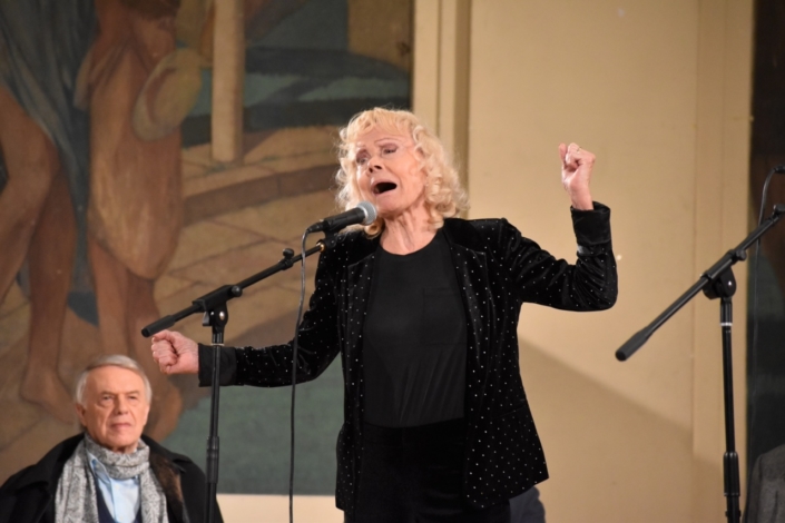 Isabelle Aubret dit 3 de ses chansons