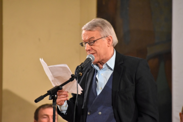 Salvatore Adamo lit un texte de lauréat