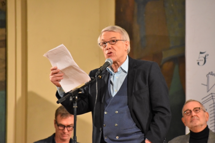 Salvatore Adamo lit un texte de lauréat