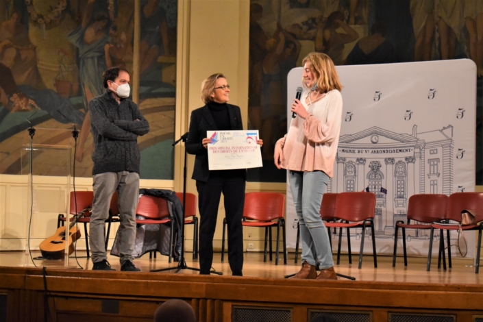 Sous le regard de Matthias Vincenot, Florence Berthout, maire du 5ème, remet un diplôme à Elisa Fontaine