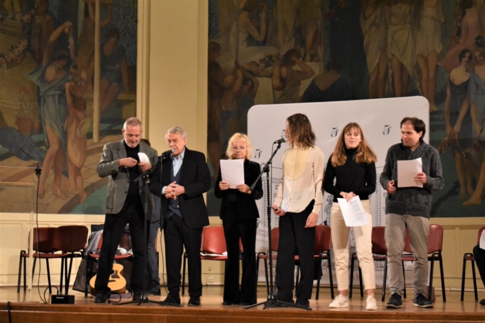 Lecture de "Manuel" en collégiale : Olivier Pajot, l'auteur Salvatore Adamo, Isabelle Aubret, Hugo Jardin, Maïra Schmitt et Matthias Vincenot
