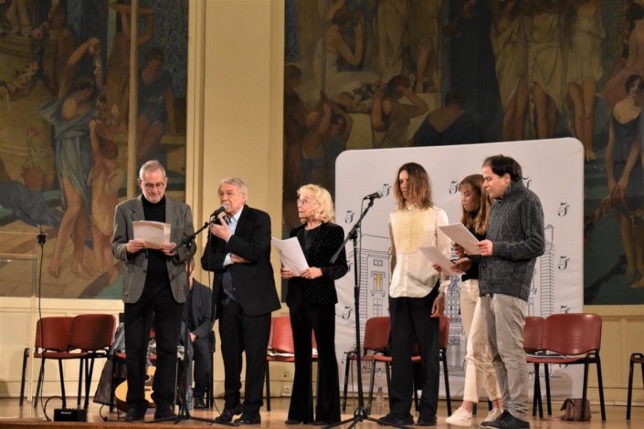 Lecture de "Manuel" en collégiale : Olivier Pajot, l'auteur Salvatore Adamo, Isabelle Aubret, Hugo Jardin, Maïra Schmitt et Matthias Vincenot