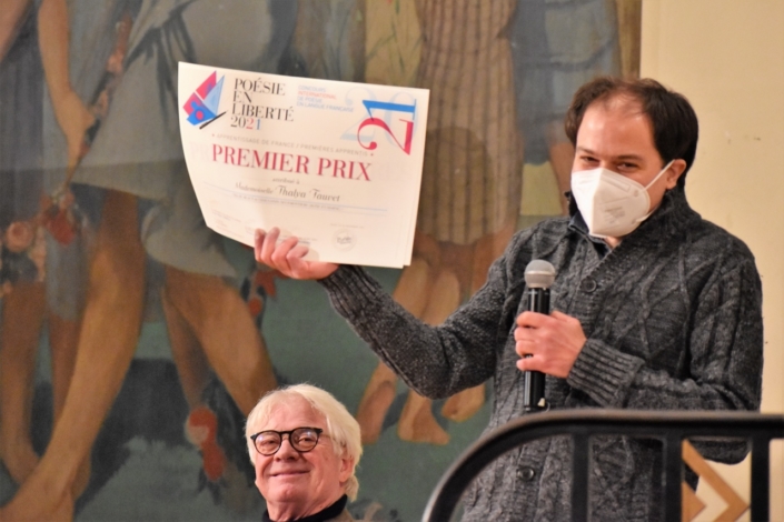 Matthias Vincenot attend Thalya Fauvet pour lui remettre ses diplômes