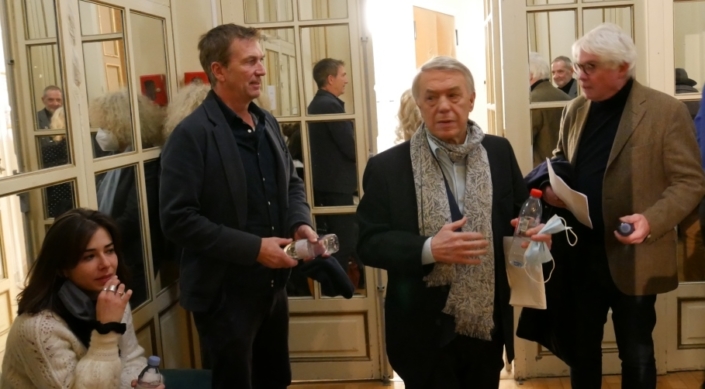 les artistes se préparent à entrer sur le plateau