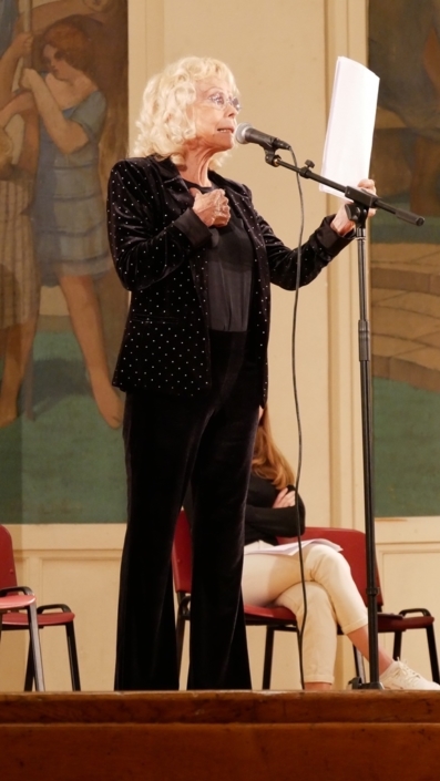 Isabelle Aubret lit des poèmes en présence de leur auteur