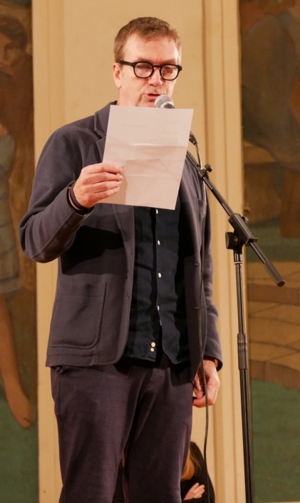 Philippe Caroit lit un texte en présence de son auteur