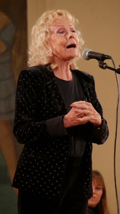 Isabelle Aubret dit 3 chansons