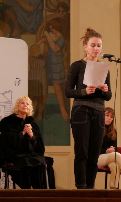 Jeanne Guittet lit des poèmes en présence de leurs auteurs