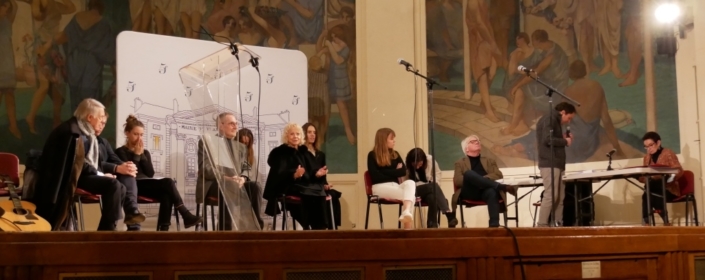 Dix artistes pour lire les textes des auteurs présents et Nicole Simonet, vice-présidente d'honneur à la table des diplômes