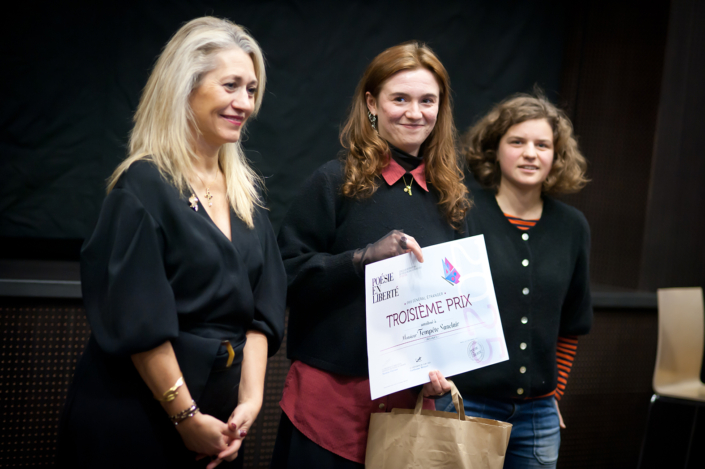 Prix remis par Valérie BAUDAT, directrice de l’attractivité du Musée de la Poste, et par Fanny GUILLOT SALOMON, ancienne lauréate et membre du jury
