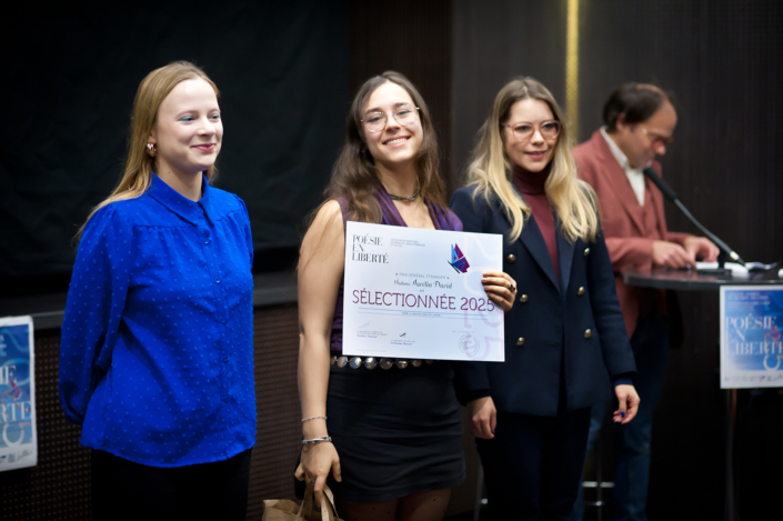 Prix remis par Clara CHASSANIOL, ancienne députée, enseignante, vice-présidente de Poésie en liberté, et par Loïse LYONNET, écrivaine, entrepreneuse culturelle, fondatrice de « Culture au cœur »
