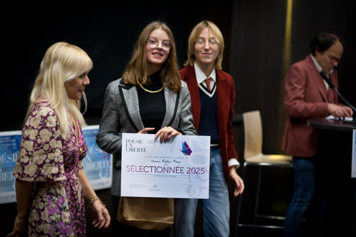 Prix remis par Natalie AKOUN, chanteuse, comédienne, et par Marie SONDARD, élève fonctionnaire à l’Ecole Normale Supérieure, membre du Conseil d’administration de Poésie en liberté
